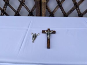 【キリスト】木製十字架とクローム製イエス様(予備付き)